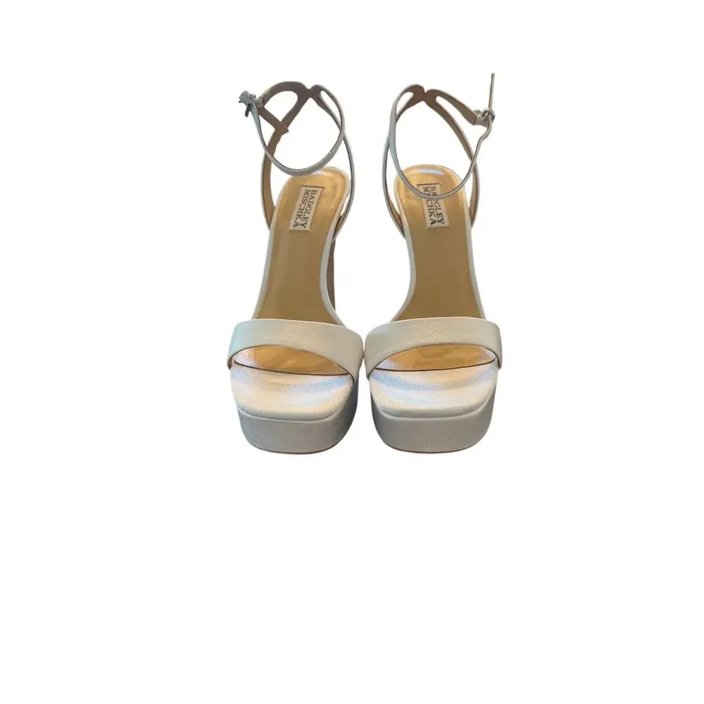 Badgley Mischka Women's White Heart Shaped Buckle Caia Pumps Size 8M